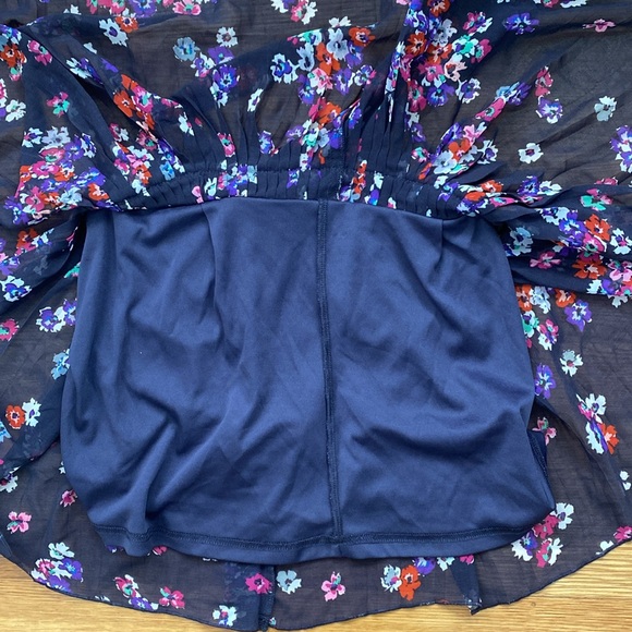 Flowy Flower Skirt with rope-like around the rim of the skirt and has a zipper - Picture 4 of 8